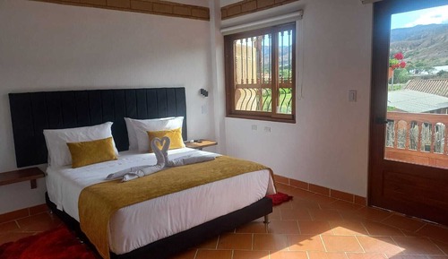 Habitación con 1 cama doble o 2 individuales, balcón, vistas a la montaña