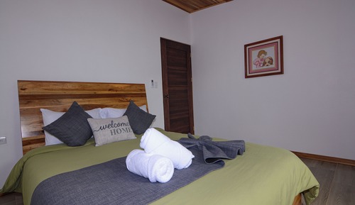 Casa básica, balcón, vistas a la montaña