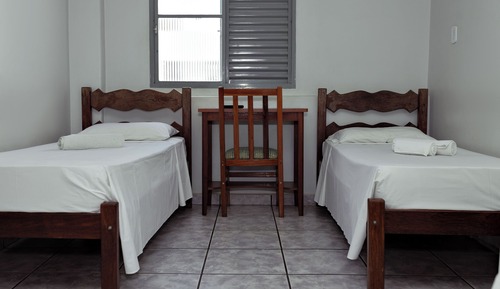 Habitación básica con 2 camas individuales