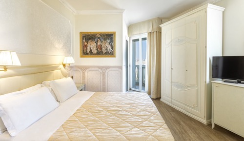 Habitación clásica con 1 cama doble o 2 individuales, vistas parciales al mar