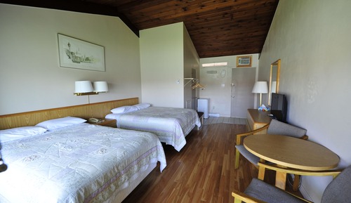 Suite Confort, bañera de hidromasaje, junto a la piscina
