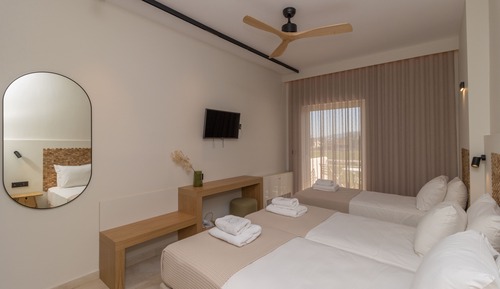 Habitación triple, vistas parciales al mar
