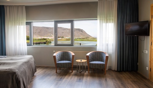 Habitación superior con 1 cama doble o 2 individuales, vistas al río