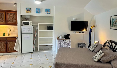Estudio, 1 cama de matrimonio grande, cocina básica, vistas a la piscina