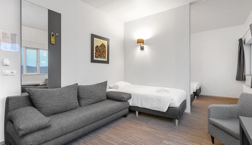 Habitación triple (with Hot Tub and Sauna Access)