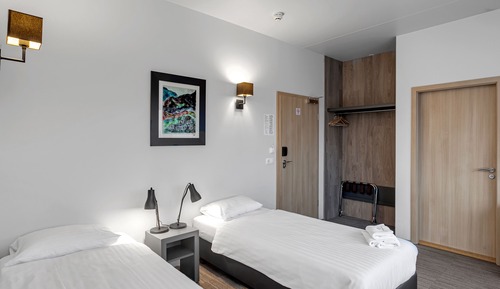 Habitación cuádruple (with Hot Tub and Sauna Access)