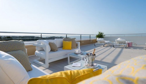 Ático, terraza, vistas al mar (Penthouse Suite Fendi)