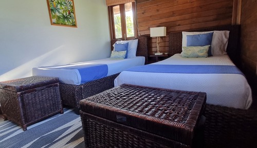Habitación estándar con 2 camas individuales, baño privado, en una planta alta