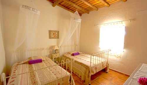 Habitación con 1 cama doble o 2 individuales, baño privado