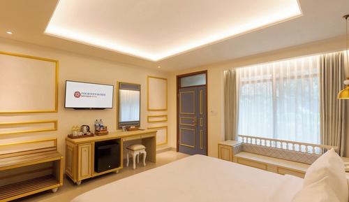 Royal Classic Poolside