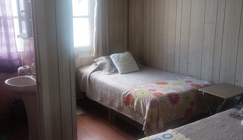 Habitación básica con 2 camas individuales