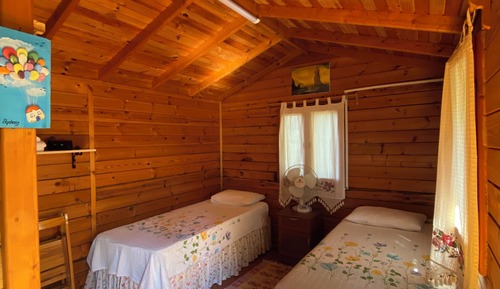 Habitación básica con 2 camas individuales