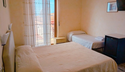 Habitación con 1 cama doble o 2 individuales, balcón, vistas parciales al mar