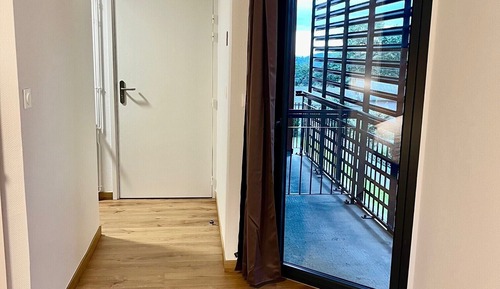 Habitación familiar con 1 cama doble o 2 individuales, balcón, vistas al jardín