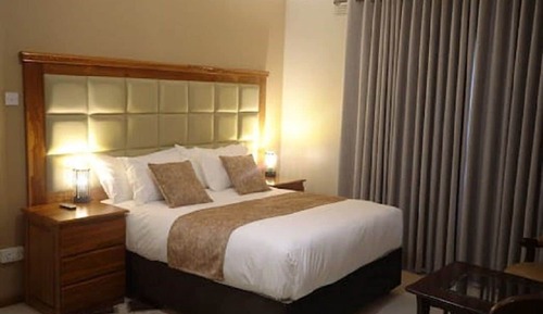 Apartamento de lujo, 1 cama de matrimonio grande, cocina básica, vistas al jardín