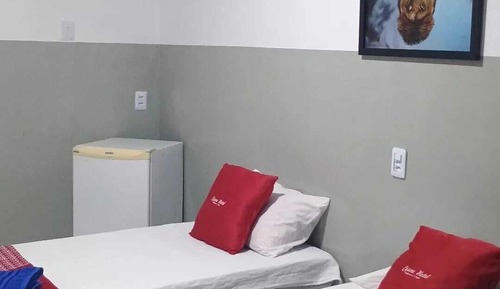Habitación básica con 2 camas individuales