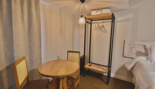 Suite VIP con bañera de hidromasaje, cama king size, vista a la piscina y al jardín