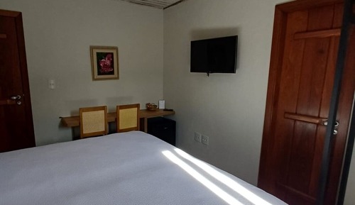 Habitación de lujo con 2 camas individuales, baño privado, vistas al jardín