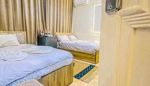 Habitación clásica doble, varias camas, no fumadores, baño privado