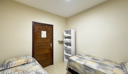 Habitación básica con 2 camas individuales