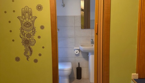 Habitación básica con 2 camas individuales