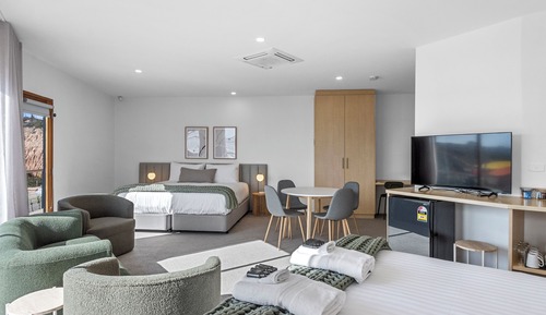Habitación familiar con 1 cama doble o 2 individuales, vistas parciales al mar