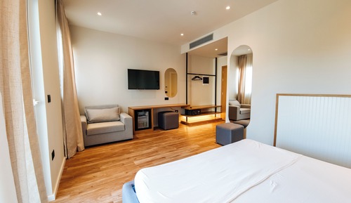 Habitación superior con 1 cama doble o 2 individuales, vistas al mar