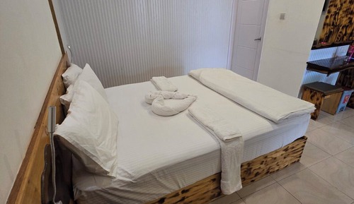 Habitación familiar con 1 cama doble o 2 individuales, vistas al jardín