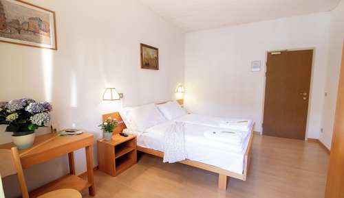 Habitación estándar con 1 cama doble o 2 individuales, vistas a la montaña