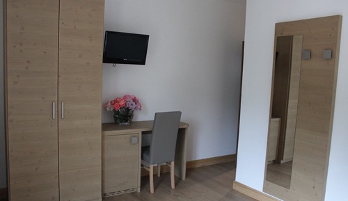 Habitación superior con 1 cama doble o 2 individuales, vistas a la montaña