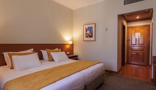 Habitación superior con 1 cama doble o 2 individuales, vistas a la ciudad