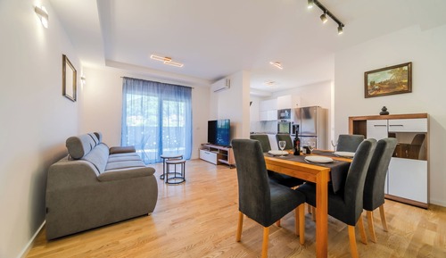 Apartamento familiar, 2 habitaciones (Modern Apartment With Balcony And)