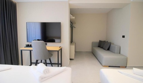 Habitación cuádruple superior, balcón, vistas parciales al mar