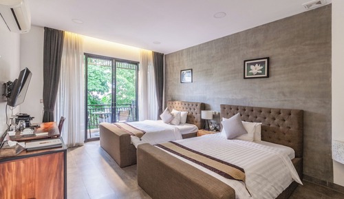 Habitación estándar con 2 camas individuales, balcón, vistas a la piscina