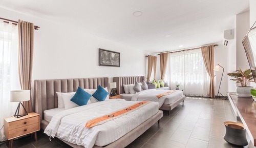 Habitación estándar con 1 cama doble o 2 individuales, balcón, vistas al jardín