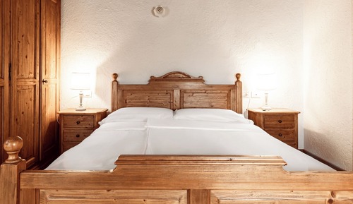 Habitación estándar con 1 cama doble o 2 individuales, vistas al jardín