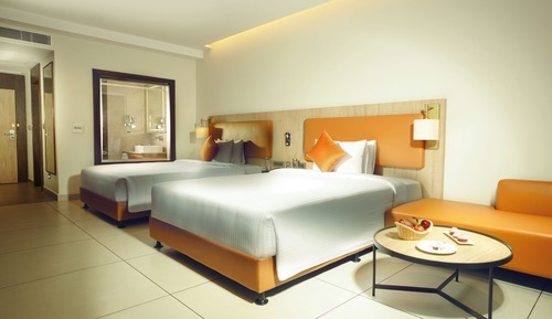 Habitación superior con 1 cama doble o 2 individuales, vistas a la piscina
