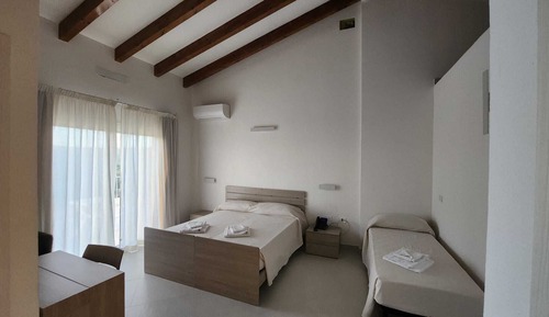 Habitación triple, vistas parciales al mar