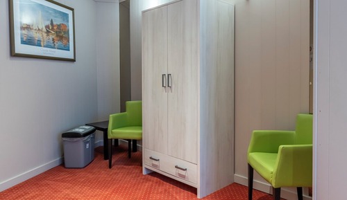 Habitación básica con 2 camas individuales