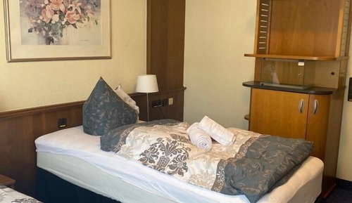 Habitación básica con 2 camas individuales, baño privado (Doppelzimmer mit 2 Betten)