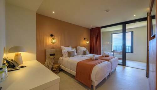 Habitación con 2 camas individuales, balcón, vistas al mar