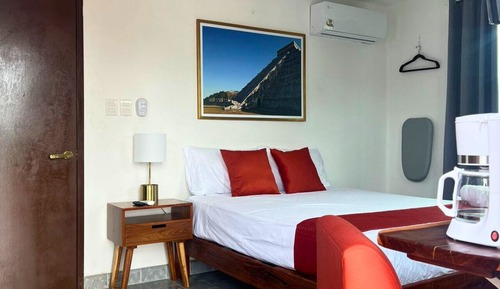 Habitación de diseño, 1 cama de matrimonio grande, baño privado, vistas a la ciudad