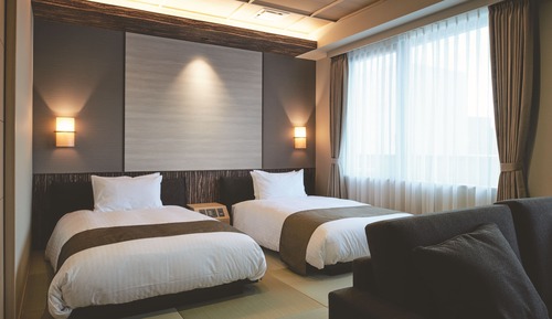 Habitación de estilo japonés con dos camas individuales