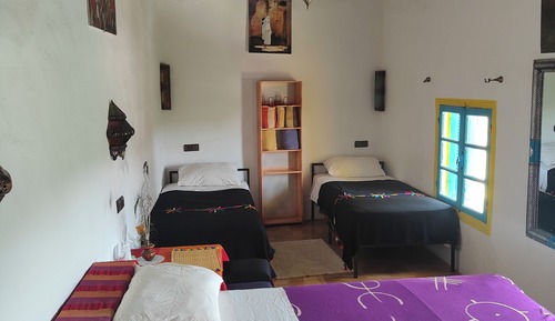Dormitorio compartido clásico, vistas al jardín