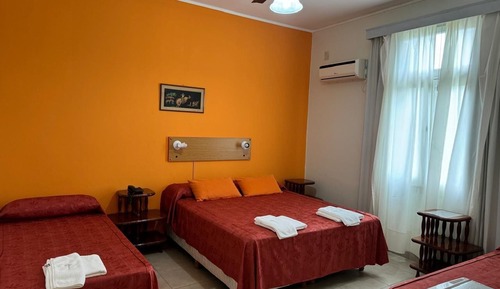 Habitación cuádruple, varias camas
