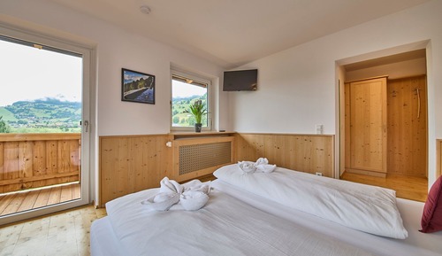 Habitación triple clásica, balcón, vistas a la montaña