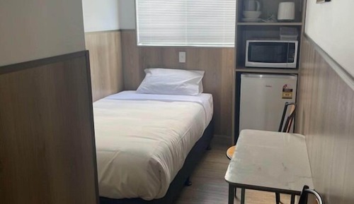 Habitación básica con 2 camas individuales