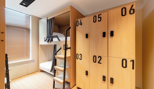 Dormitorio compartido superior, solo para hombres