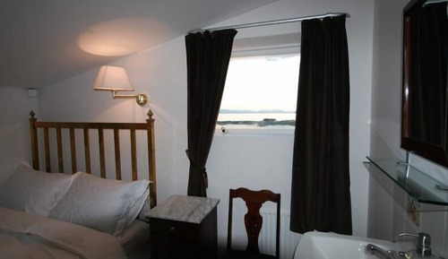 Habitación clásica doble, vistas parciales al mar