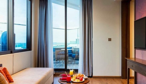 Suite junior, 1 habitación, piscina privada, vistas parciales al mar